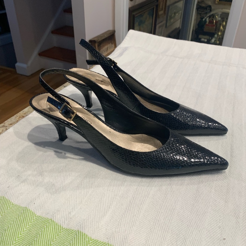 Vintage Bandolino snakeskin textured pointed-toe slingback kitten heels